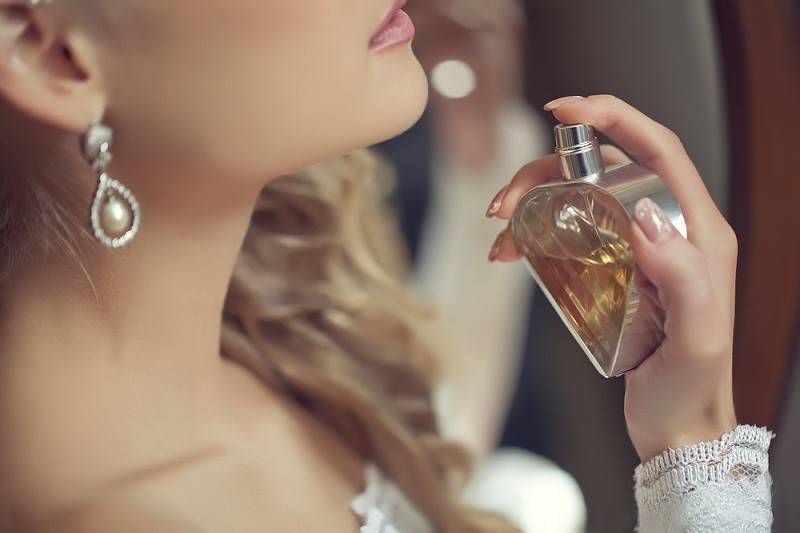 أخطر مما تتوقعون.. 4 أسباب تجعلكم تعيدون النظر برشّ العطر على الرقبة!