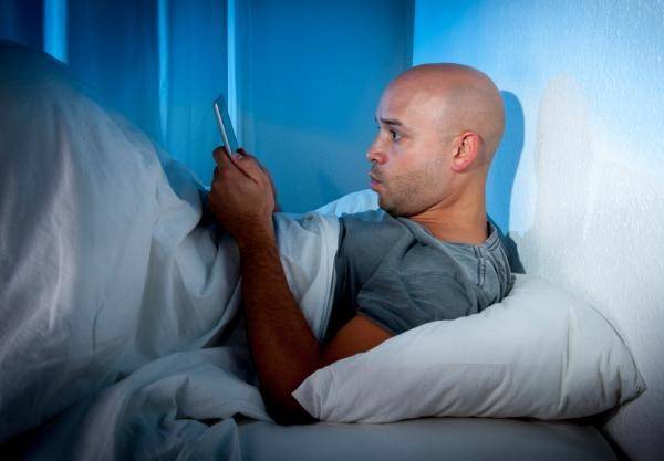 بين استخدام الهاتف قبل النوم وارتداء الجينز.. 7 عادات تضرُّ بالصحة!