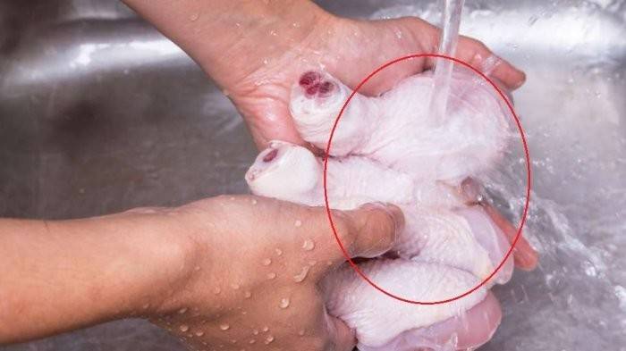 غسل الدجاج قبل طهوه.. صح أم خطأ؟ إليكم الحقيقة العلمية!