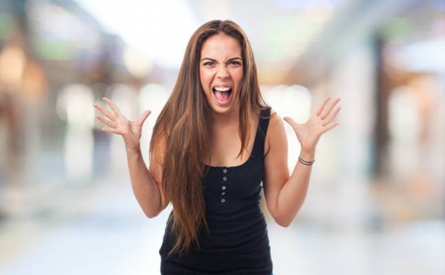 إن لم تجد من تتشاجر معه تتشاجر مع نفسها.. من هي؟