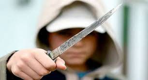 طعن زميلته 10 مرات بالسكين ثم ذهب لمعلمه وأعطاه السلاح الأبيض...!