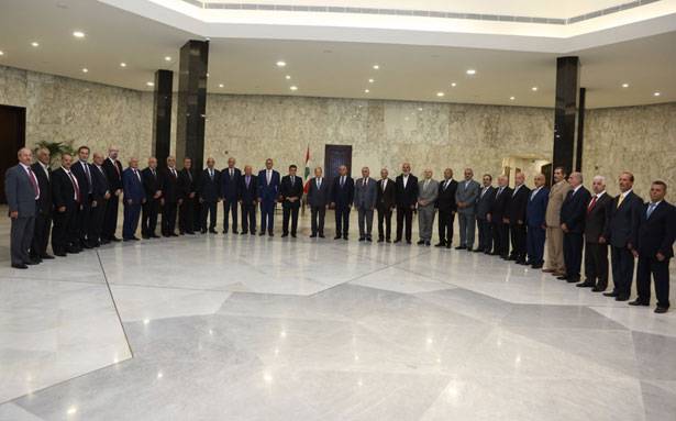 التقى ضباط ورتباء دورة خدمة العلم 83 ورئيس «دعم مسيحيي العراق»
عون : للعمل على إنماء المناطق الواقعة على الحدود
أوغوست : للتخفيف من مُعاناة المسيحيين النازحين