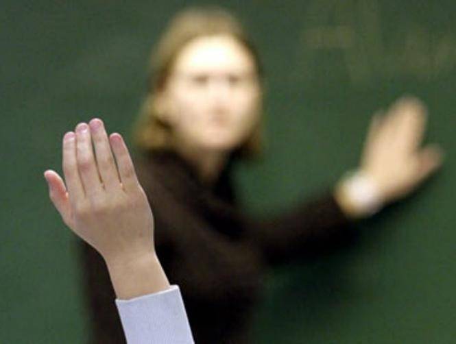معلمة توجّه 40 صفعة لطالب!