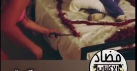بالفيديو.. امرأة تنفذ مقلبا مرعبا في زوجها بغرفة النوم!