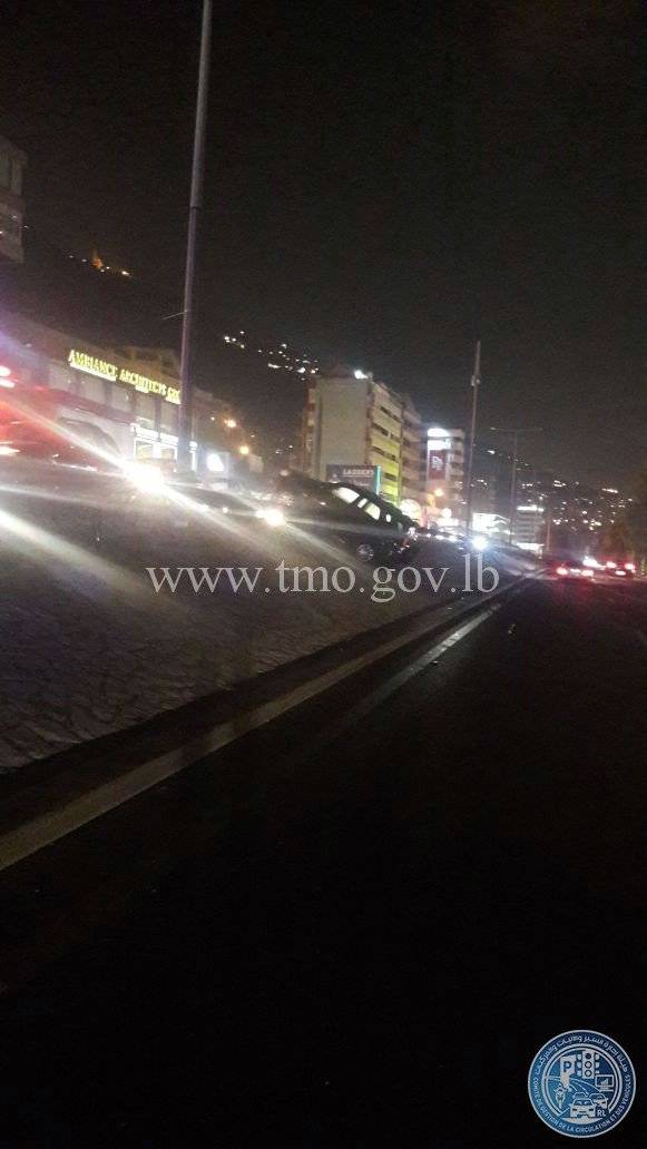 بالصورة - قتيل و3 جرحى نتيجة تصادم بين مركبتين على اوتوستراد جونية باتجاه بيروت