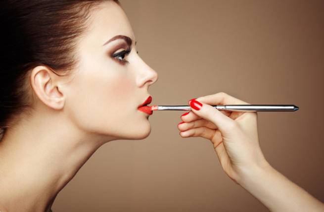 7 حيل طبيعية لنفخ الشفاه دون عمليات التجميل