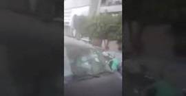 بالفيديو.. رد فعل مارة لحظة رمى سعودي الأموال عليهم من نافذة منزله!
