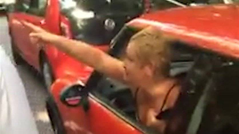 بالفيديو: بريطانية تفجر عنصريتها في عيد الأضحى... من نافذة السيارة!