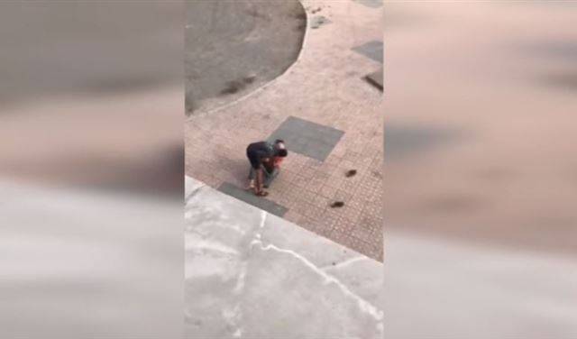 بالفيديو.. اعتداء بالساطور على رجل مسن في المغرب