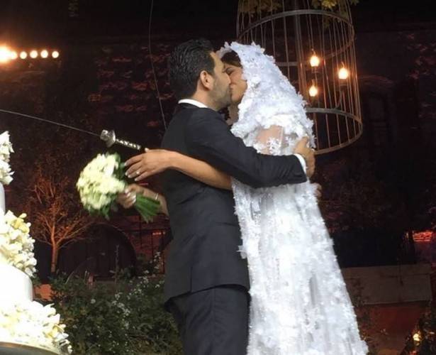 بالصورة.. دينا حايك بفستان مكشوف في زفاف وسام وريم!