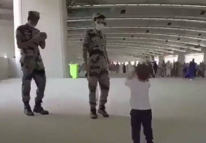 بالفيديو.. طفل يكافئ رجال الأمن في الحج على طريقته الخاصة