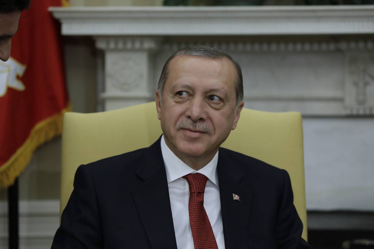 احتجاجاً على اردوغان خرجَت عارية الصدر.. وهذا ما كتبته على جسدها!