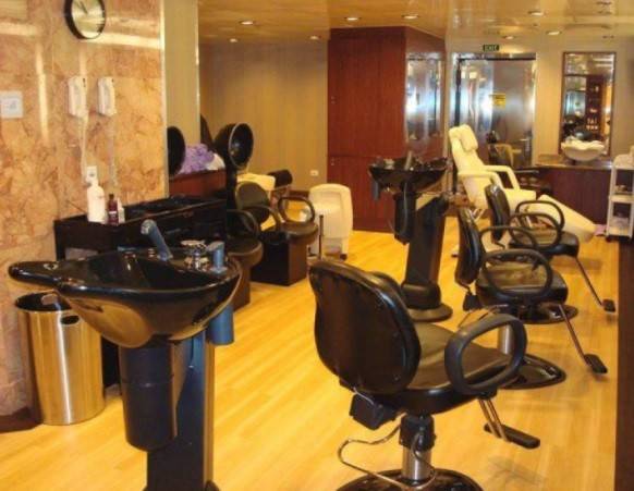 خليجية دخلت صالون التجميل لتتزيّن للعيد.. فخرجت مشوهة!