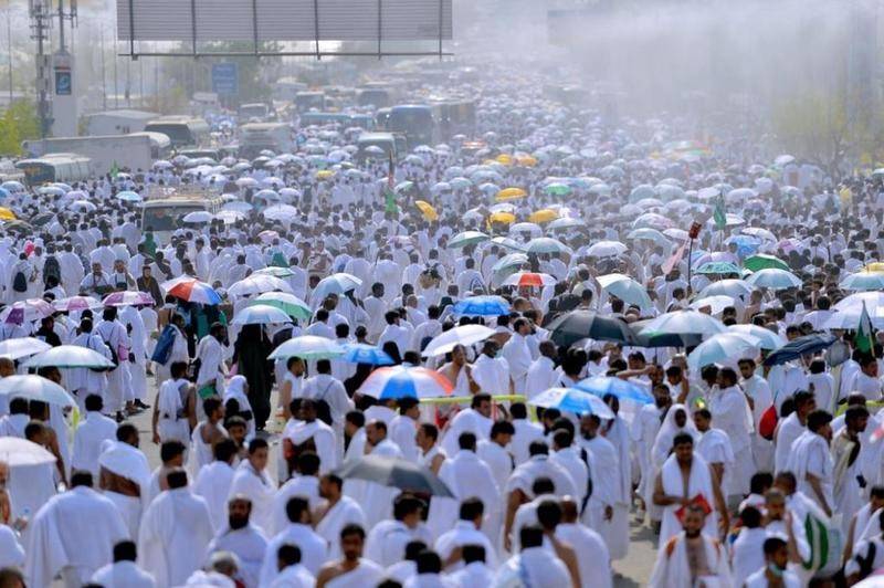 صورة بمليون كلمة.. حاجّة تحمل والدتها على ظهرها طوال أيام الحج!
