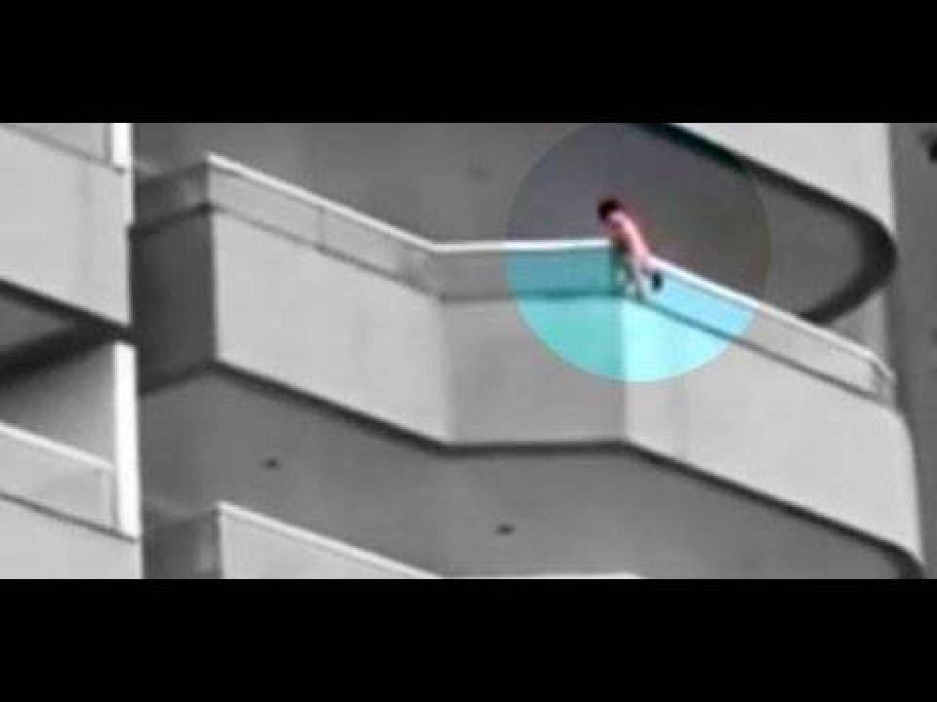 أم مجنونة رمت ابنتها من النافذة وأحرقت نفسها... لهذا السبب!
