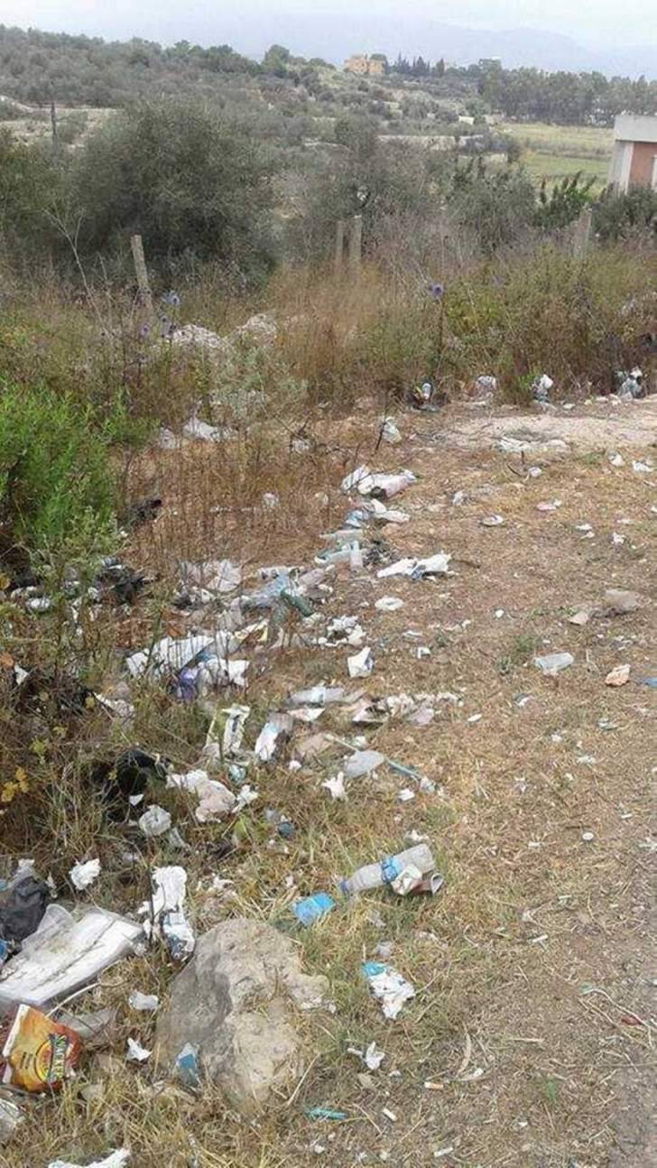 اهالي بلدة بفروة – النبطية يشكون من تراكم النفايات على جانب الطريق العام