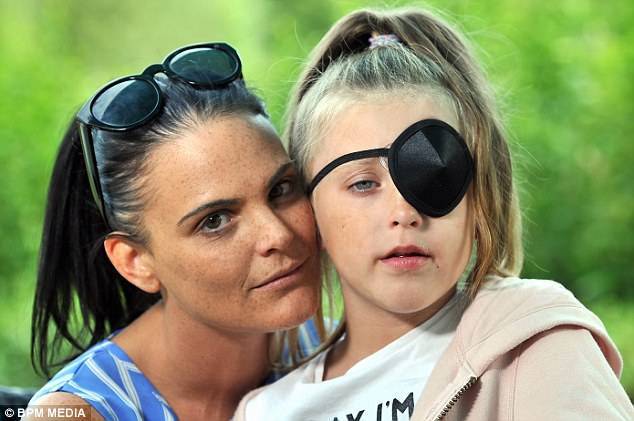 ابنة الثماني سنوات فقدت بصرها بعدما أصاب الحجر عينها!