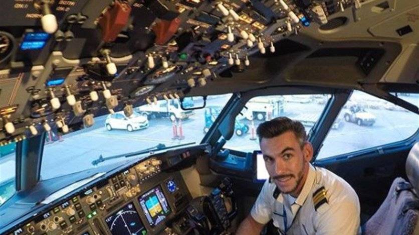 خرج من نافذة الطائرة لالتقاط سيلفي فوق دبي... وأشعل انستغرام!