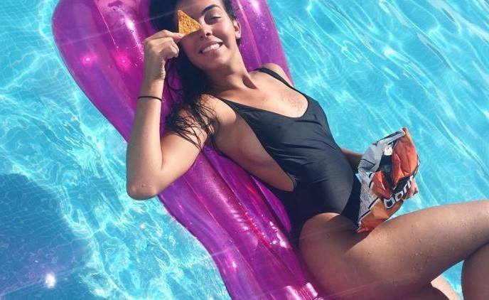 بالصور: صديقة رونالدو الحامل تستعرض مفاتنها بصور مثيرة!