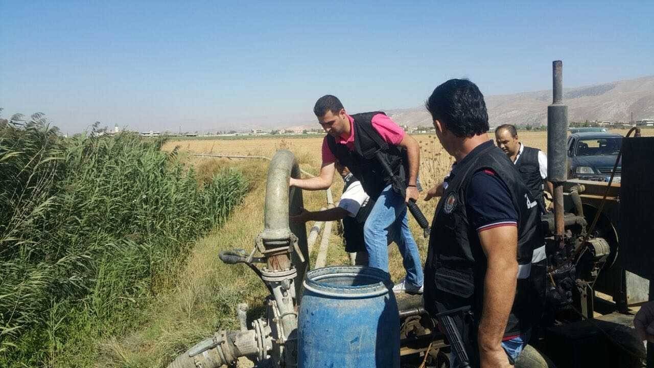 بالصور: في البقاع.. قاموا بري مزروعاتهم من مياه الصرف الصحي