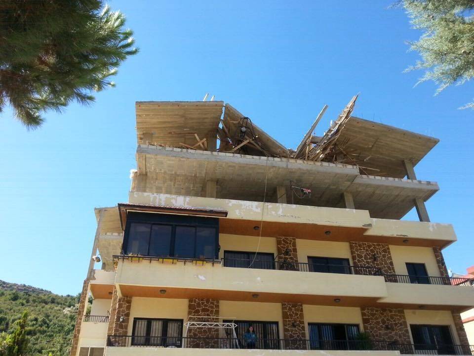 بالصورة.. 4 جرحى بانهيار سقف مبنى قيد الإنشاء في بشرّي