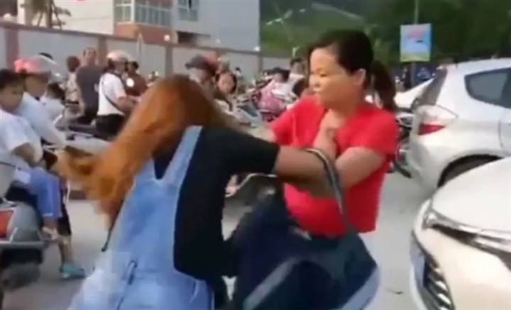بالفيديو.. شجار عنيف بين سيدتين في أول يوم مدرسة لطفليهما!