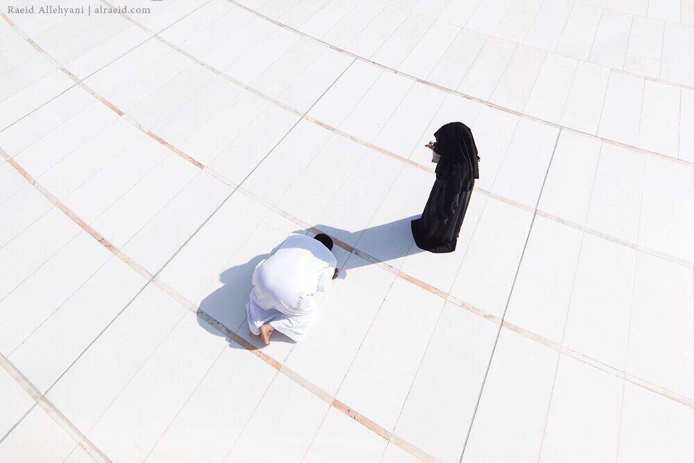 الصورة التي ألهبت مشاعر الآلاف في الحرم المكي.. ماذا قال صاحبها؟
