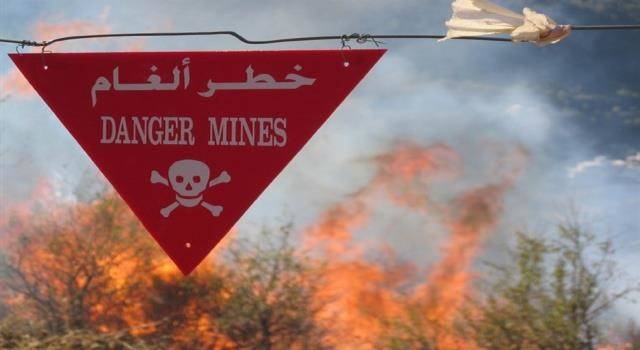 أصيب أثناء نزعه لغما في طير حرفا..!