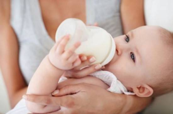 متى تقدّمين حليب البودرة لطفلكِ؟!