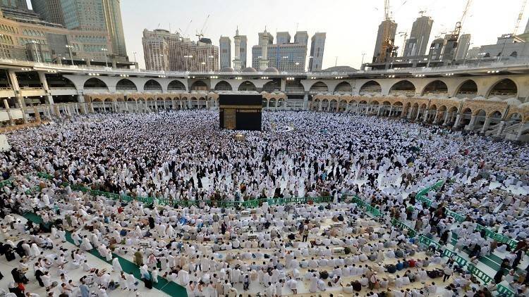 طاف حول الكعبة 700 مرّة من دون أن يحجّ.. إليكم قصّته!