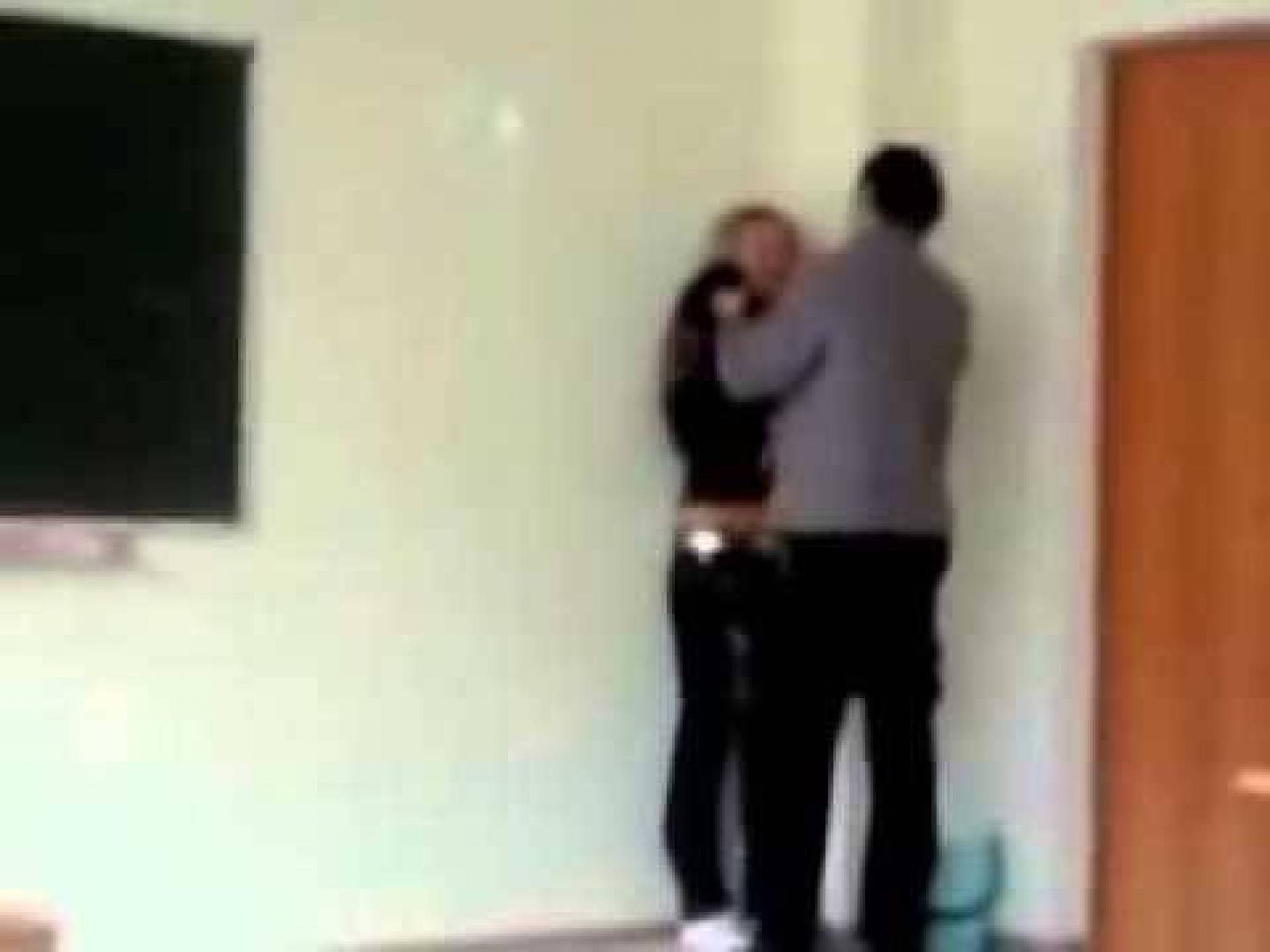 طفلة تنجو من الانتحار بعد تحرش استاذها بها.. وما فعله أسوأ!