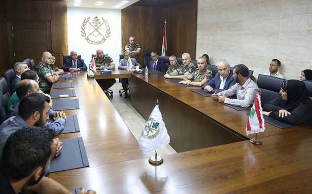العماد عون لاهالي الشهداء: «حق كل عسكري برقبتي»