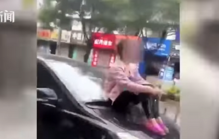 جلست على سيارة زوجها ورفضت النزول...لن تصدق السبب!