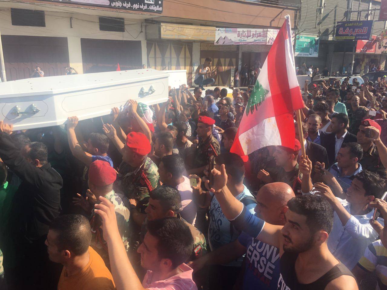 جثمانا الشهيدين حسن وعمار وصلا الى مستديرة العبدة بعكار وسط اطلاق نار ونثر الارز