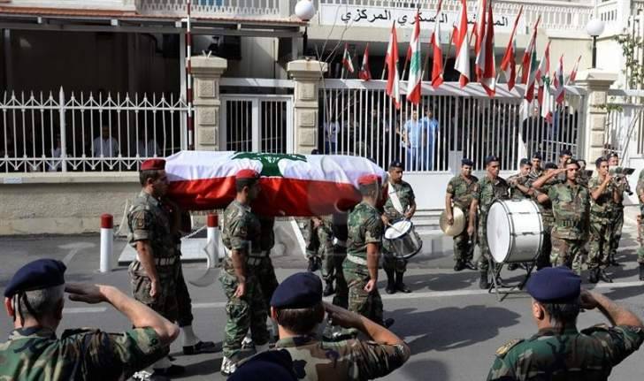 انطلاق موكب تشييع جثامين شهداء العسكريين من المستشفى العسكري