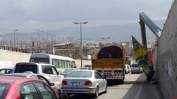 تعطل شاحنة داخل نفق المطار باتجاه خلدة تسبب بازدحام مروري
