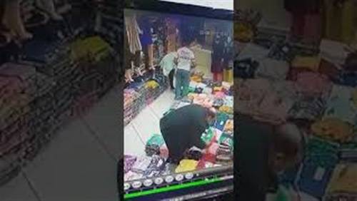 بالفيديو.. رجل أنيق يسرق محل ملابس بطريقة ماكرة!