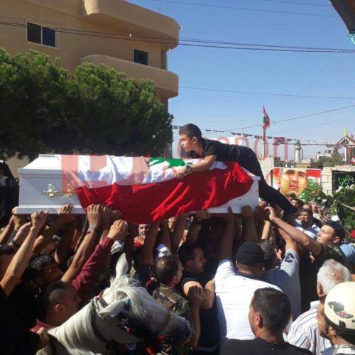 صور مؤثرة جداً لابن الشهيد في استقبال والده