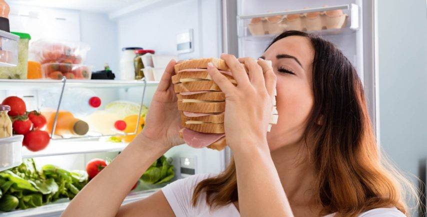 انتبهي.. هذا المرض قد يصيبكِ إذا أكلتِ بشراهة ليوم واحد فقط!