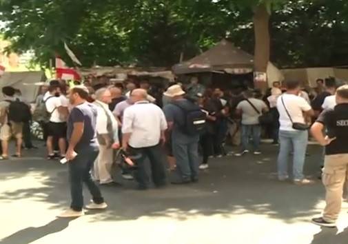 بالفيديو.. هكذا ودعت خيمة رياض الصلح شهداءها