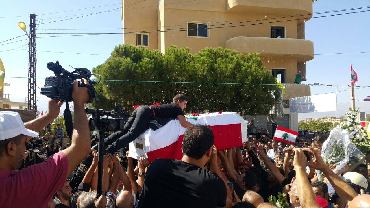 بالفيديو..ابن الشهيد المصري يعتلي نعش والده ويعانقه العناق الاخير