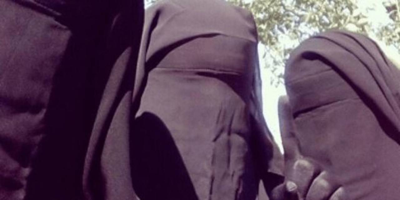 تعنيف بواسطة "العضاضة".. داعشية تروي قصص "تلذذها بتعذيب النساء"