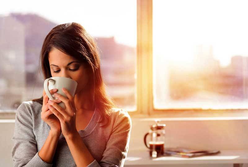 لهذه الاسباب.. تناول الخروب بدلاً من الشاي والقهوة!