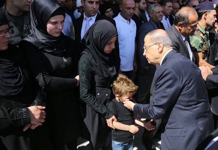صور مؤثرة.. رئيس الجمهورية يقبِّل نجل الشهيد خالد حسن