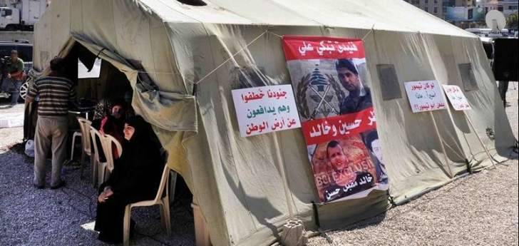 اهالي العسكريين الشهداء يدعون لعدم اطلاق النار اثناء التشييع