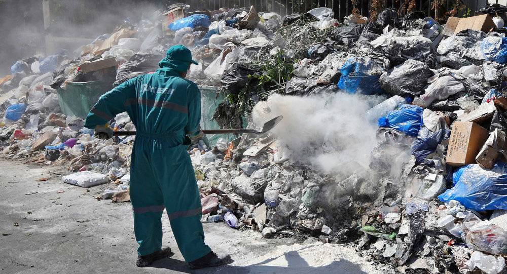 سيدة من قرية لبنانية تبين كيف يمكن حل مشكلة القمامة في البلاد