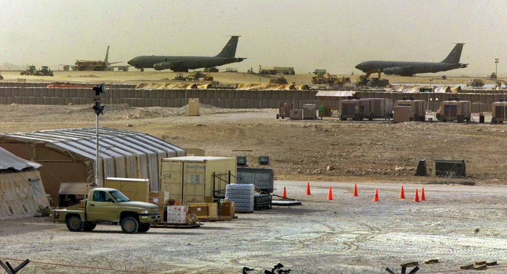 أمير قطر يزور قاعدة 