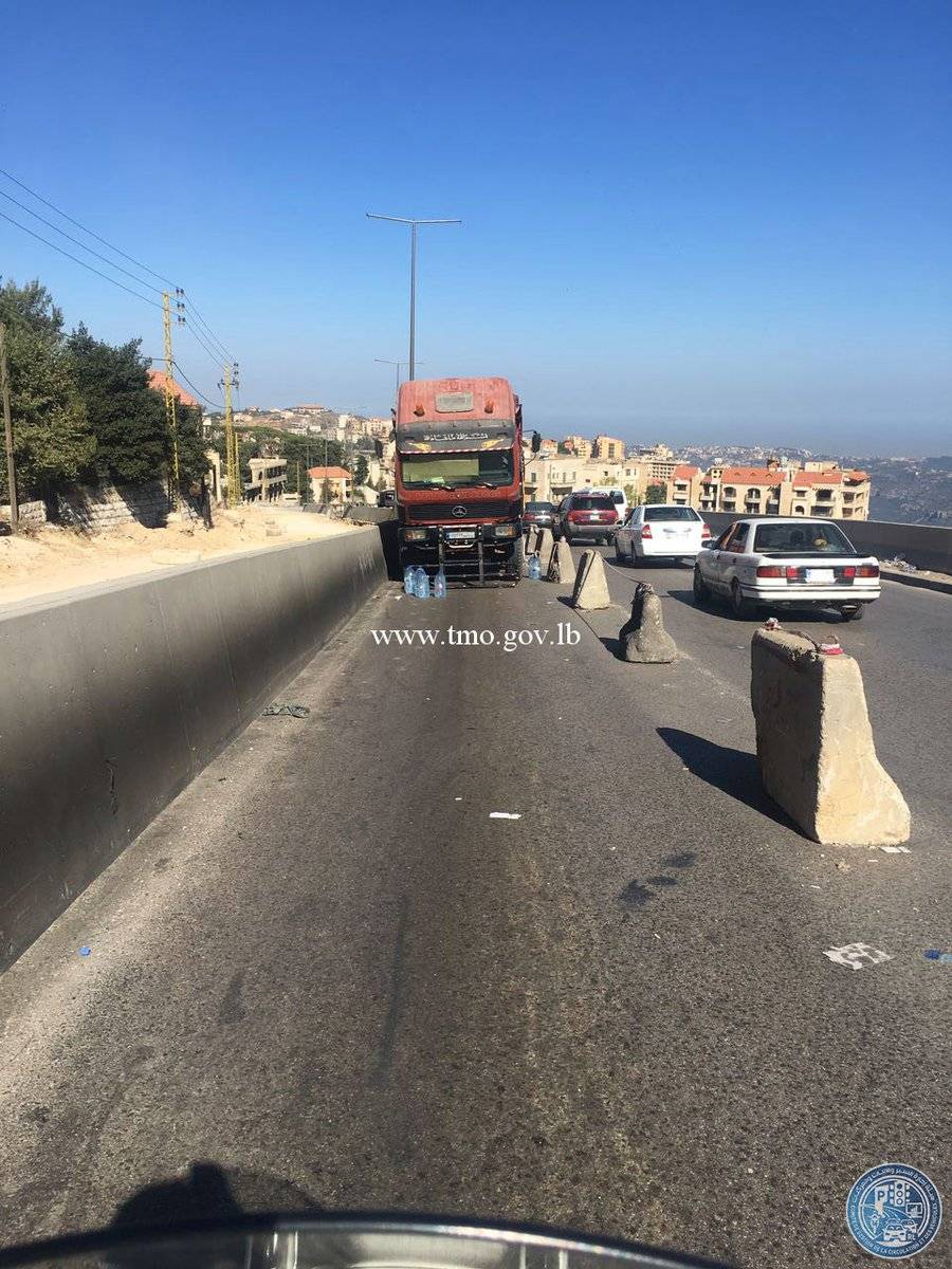 التحكم المروري: تعطل شاحنة على طريق عام بحمدون باتجاه صوفر ودراج من مفرزة سير بعبدا يعمل على تسهيل السير في المحلة