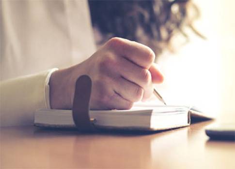 جامعةٌ تمنع الكتابة بخط اليد.. هذا هو البديل