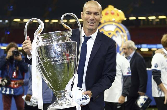 زيدان يعبّر عن فخره لتدريب أفضل نادي وأفضل لاعب في العالم